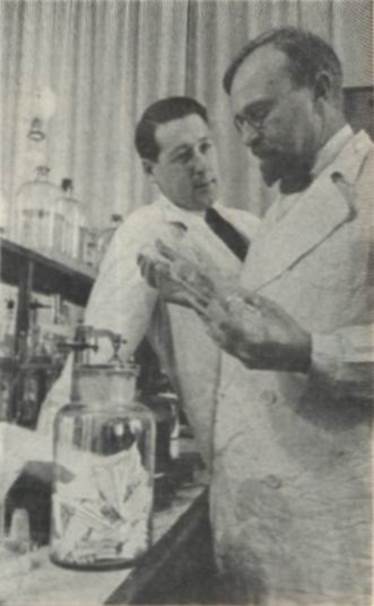  : C:\Users\\Desktop\Aleksandr_Oparin_and_Andrei_Kursanov_in_enzymology_laboratory_1938.jpg